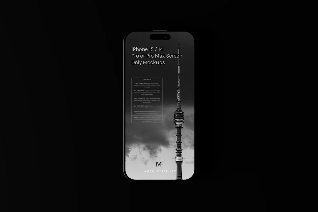 Vue rapprochée d’un smartphone affichant l’interface ChatGPT sur une surface mouchetée, mettant en avant la technologie et l’IA.